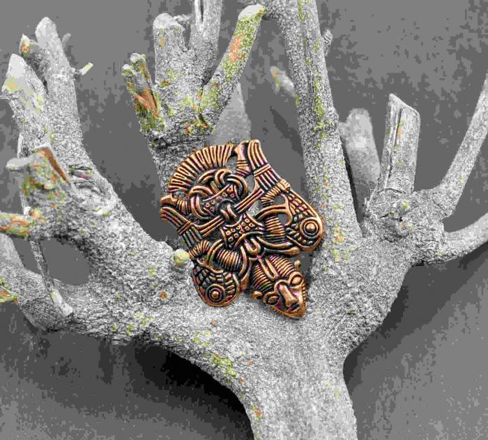 Wikinger Brosche geflügelter Mann aus Bronze auf Ast